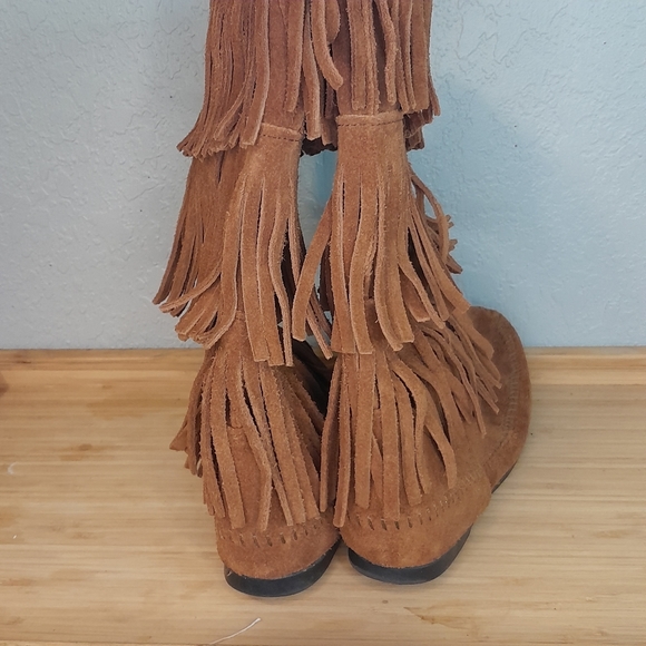Minnetonka Womens Size 6 Brown Suede High Fringe Moccasin Boots - Picture 4 of 7